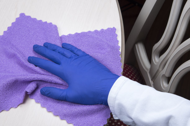 Nettoyage de pr&eacute;cision avec un chiffon de nettoyage en microfibre