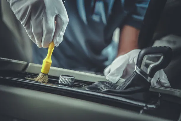 Какая щетка лучше всего подходит для чистки салона автомобиля?