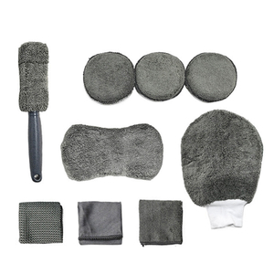 Kit essenziale per la pulizia dell'auto