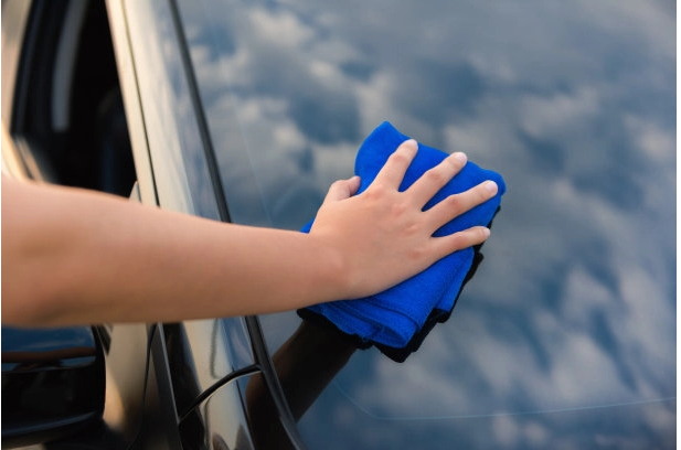 So verwenden Sie ein Mikrofasertuch zum Reinigen von Autofenstern