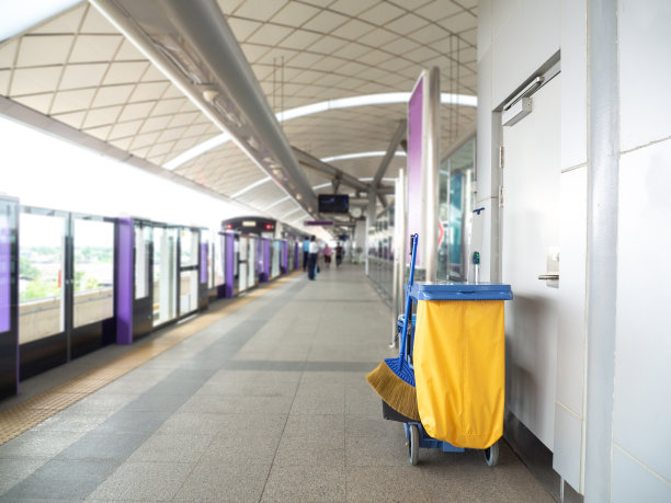 Comment les serviettes en microfibre acc&eacute;l&egrave;rent la maintenance dans les gares ferroviaires &agrave; grande vitesse