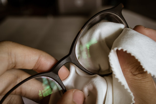 Les chiffons en microfibre sont-ils bons pour nettoyer les lunettes（2）.jpg